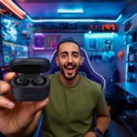 Pedro do Caça-Ofertas segurando o fone Bluetooth Philips TAT1109BK durante teste real