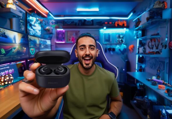 Pedro do Caça-Ofertas segurando o fone Bluetooth Philips TAT1109BK durante teste real