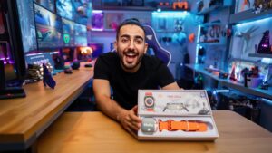 Review do smartwatch T800 Ultra da Shopee, com unboxing do relógio inteligente em setup gamer, destacando custo-benefício em 2026